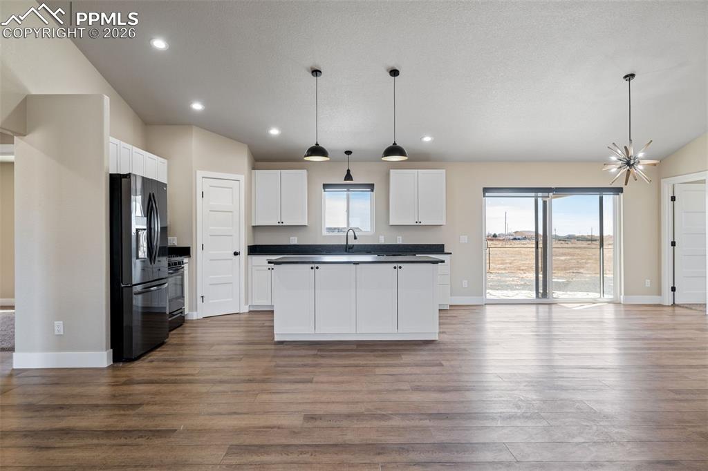 Image 8 of 50: Kitchen