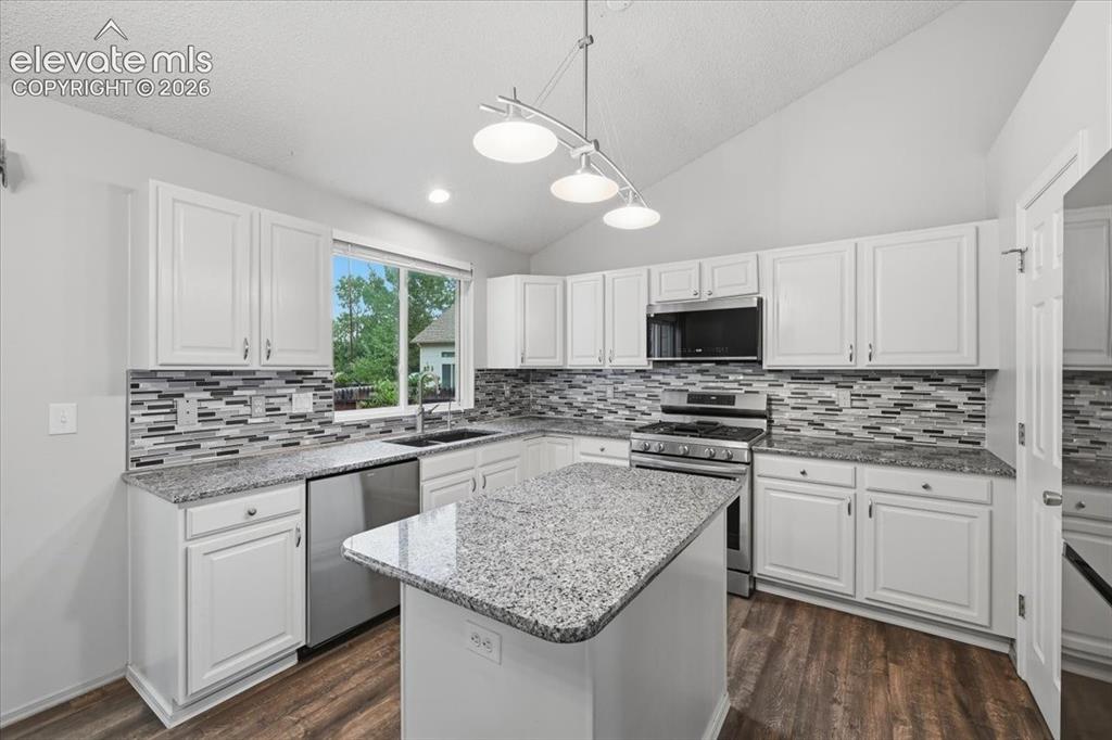 Image 7 of 46: Kitchen