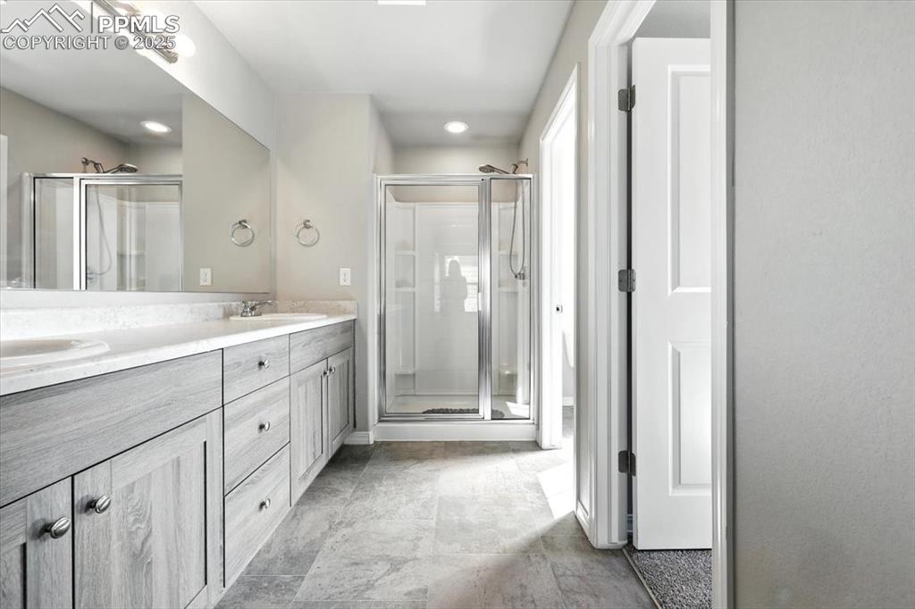 Image 19 of 39: Bathroom