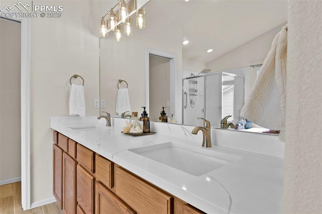 Image 23 of 47: Bathroom