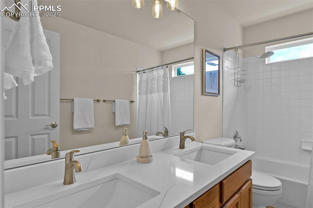 Image 29 of 47: Bathroom