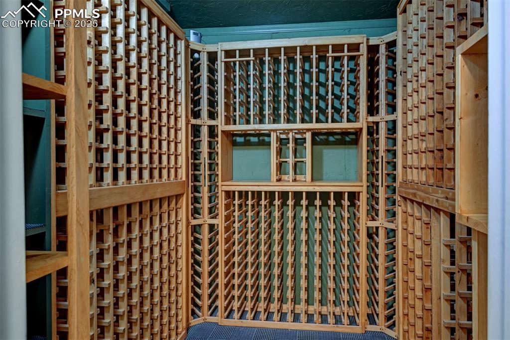Image 38 of 47: Plenty of room for storage for cigars and liquor. With a humidifier.