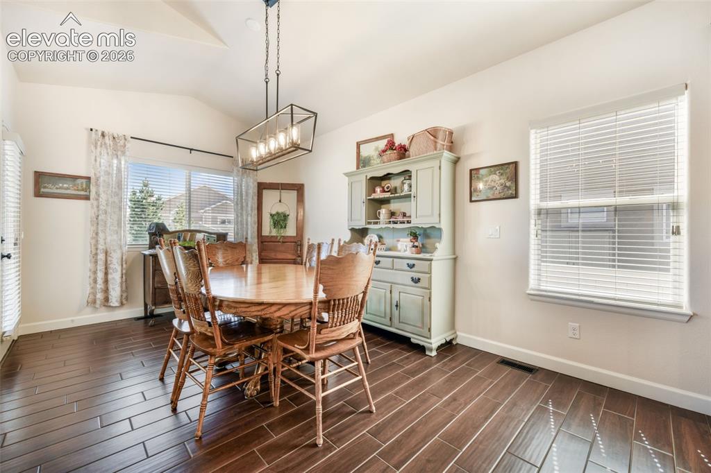 Image 12 of 50: Dining Area