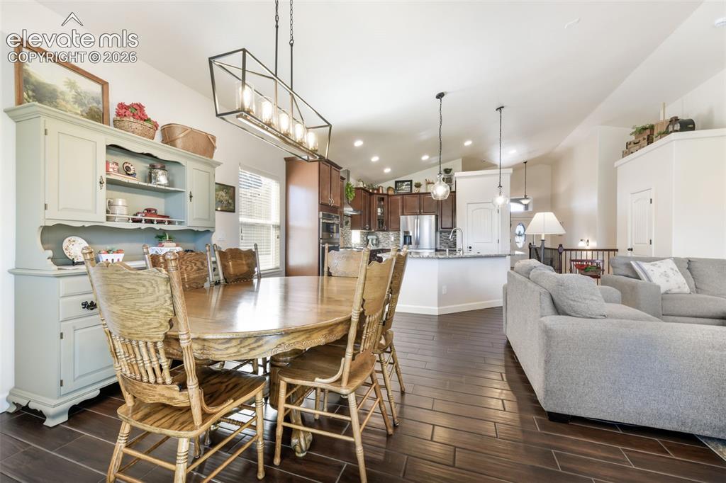 Image 14 of 50: Dining Area