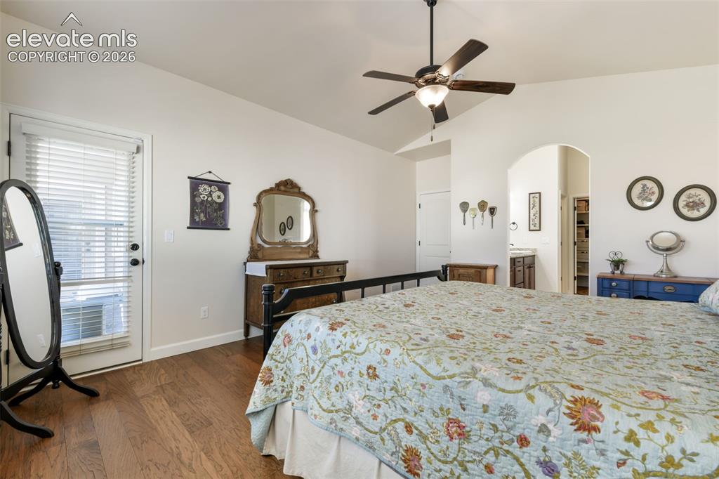 Image 17 of 50: Bedroom
