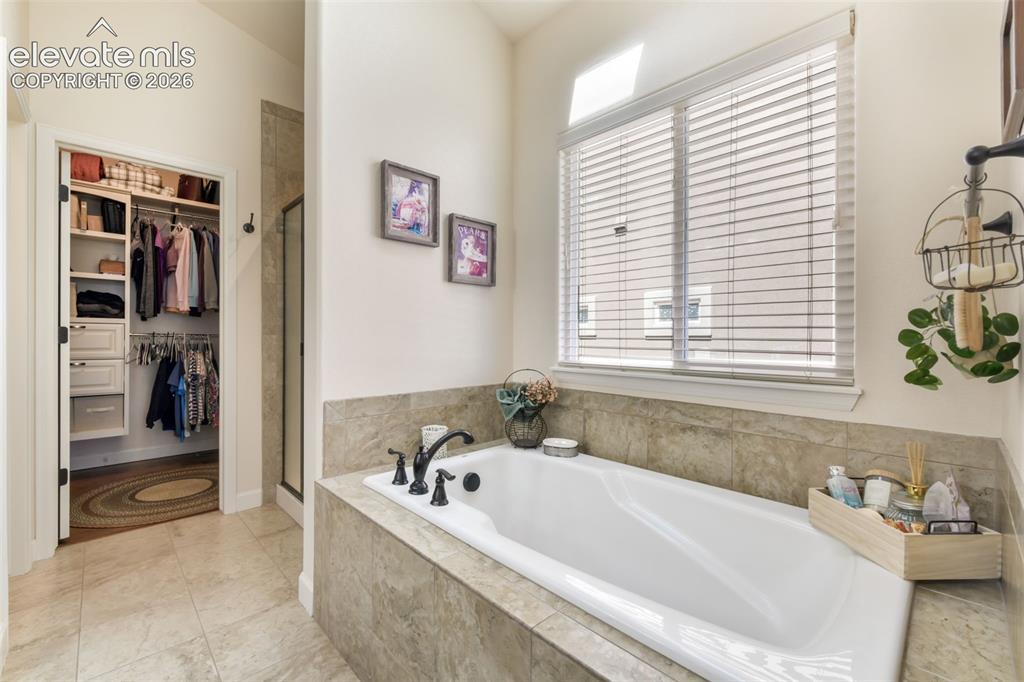 Image 19 of 50: Bathroom