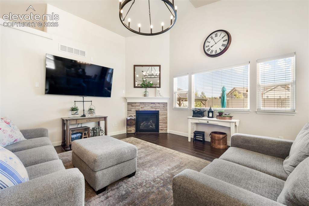 Image 8 of 50: Living Room
