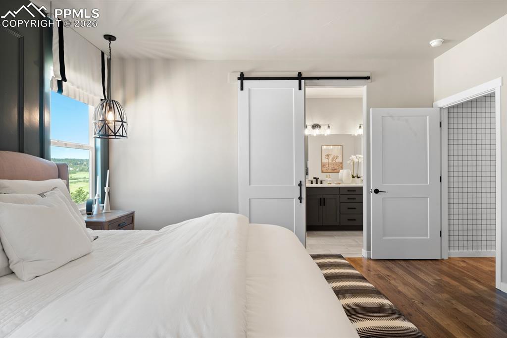 Image 12 of 50: Bedroom