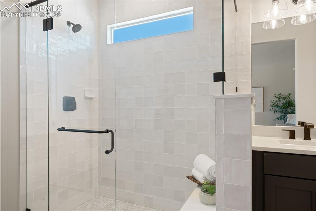 Image 15 of 50: Bathroom