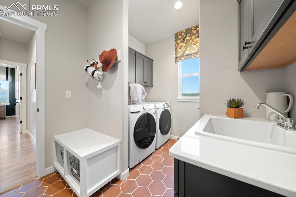 Image 17 of 50: Laundry