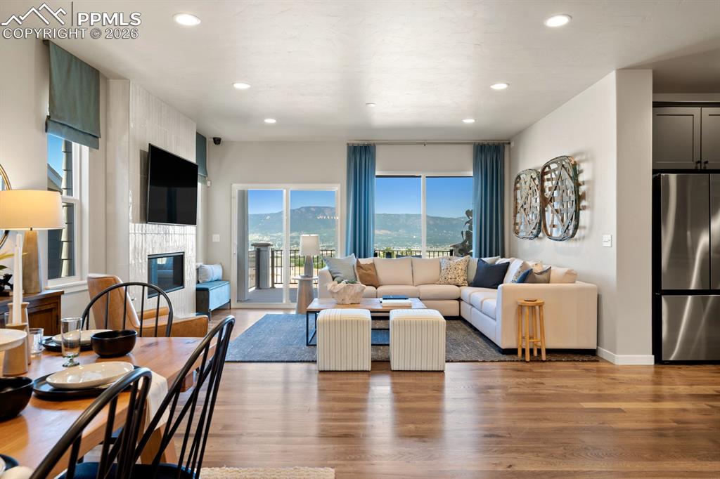 Image 3 of 50: Living Room