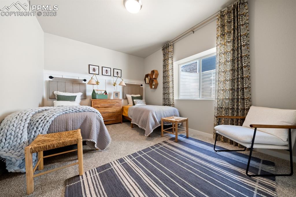 Image 30 of 50: Bedroom