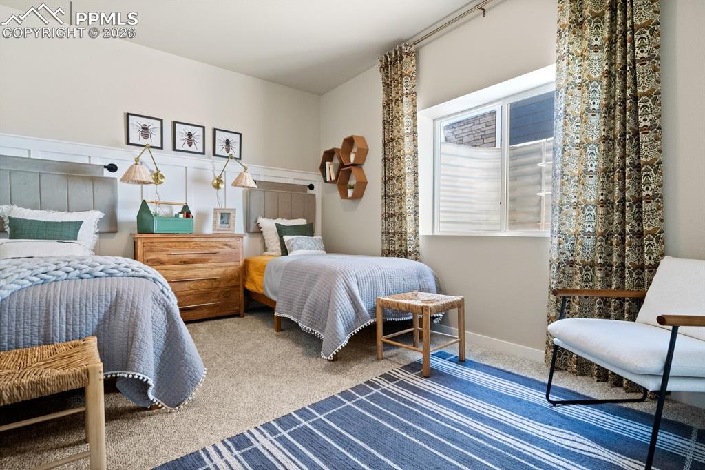 Image 31 of 50: Bedroom