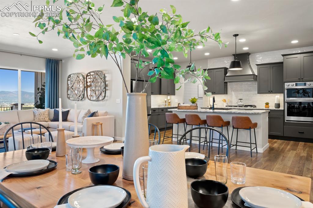 Image 4 of 50: Dining Area