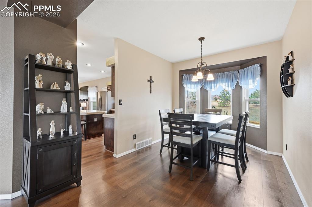 Image 12 of 35: Dining Area