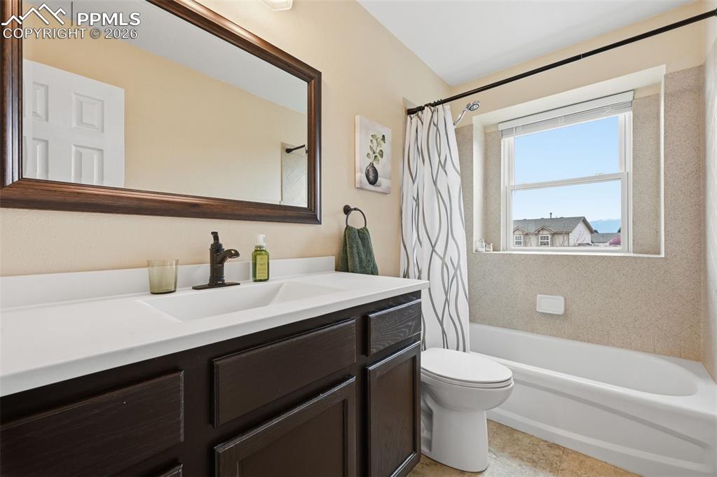 Image 25 of 35: Bathroom