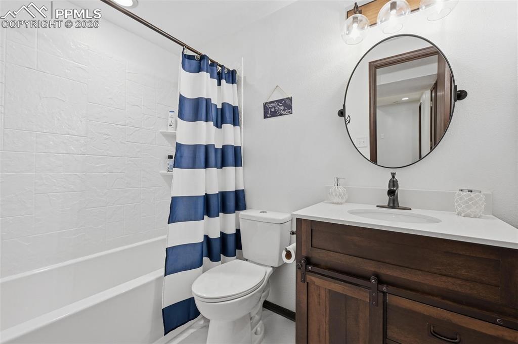 Image 29 of 35: Bathroom