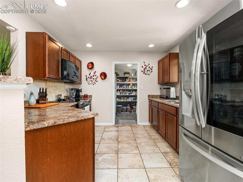 Image 11 of 50: Kitchen