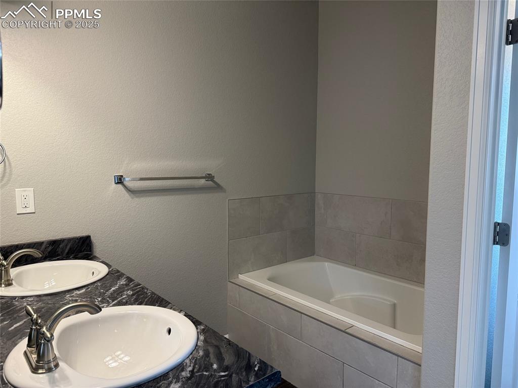 Image 13 of 47: Bathroom