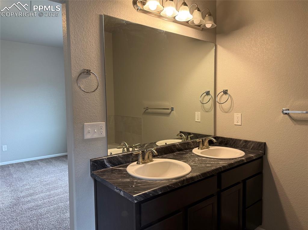 Image 14 of 47: Bathroom