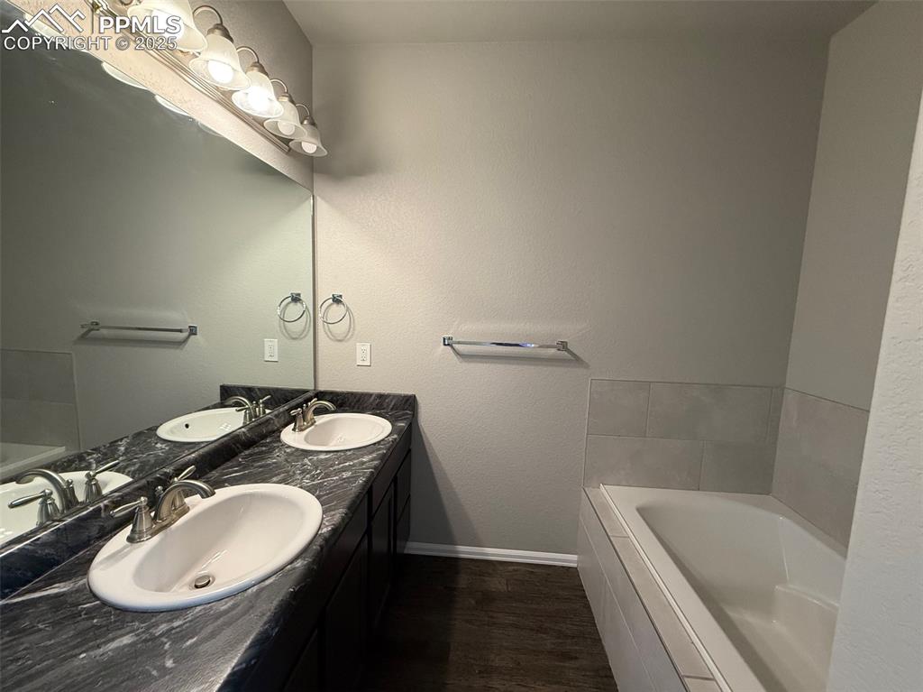 Image 15 of 47: Bathroom