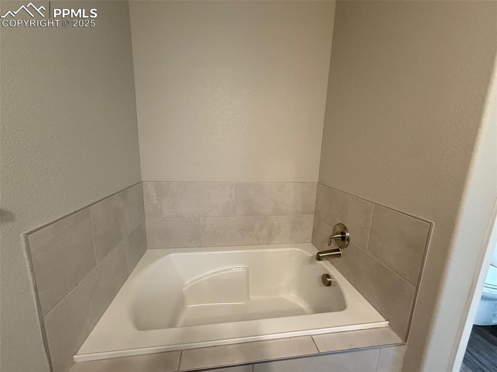 Image 17 of 47: Bathroom