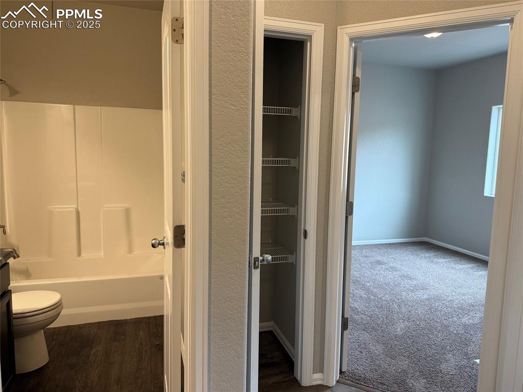 Image 20 of 47: Bathroom