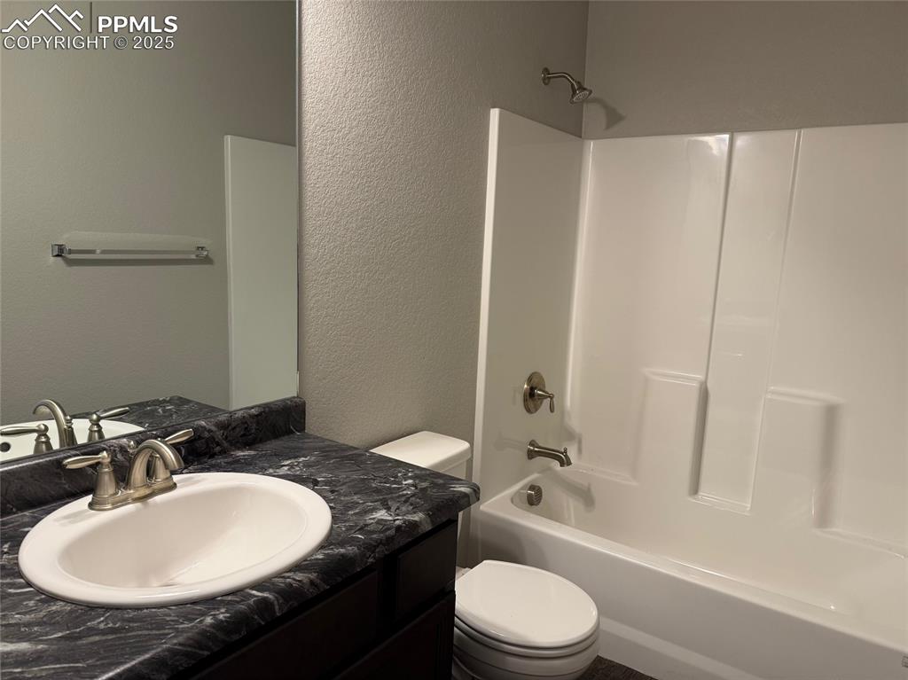 Image 21 of 47: Bathroom