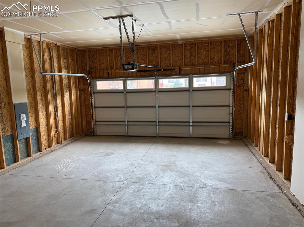 Image 28 of 47: Garage