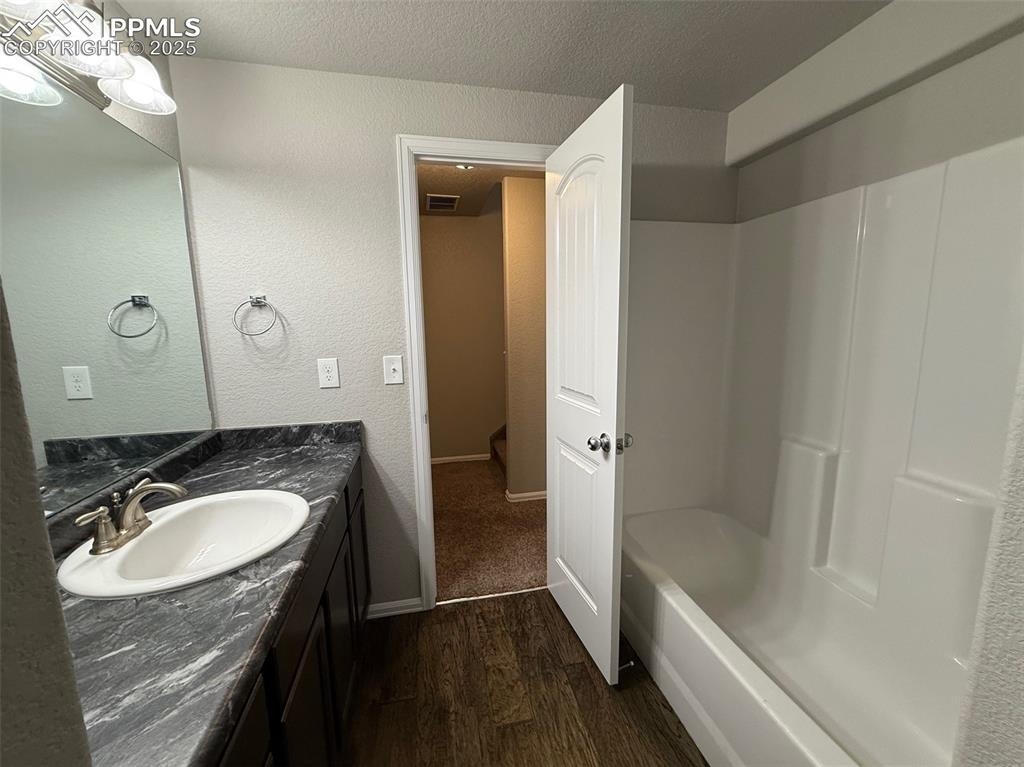 Image 37 of 47: Bathroom