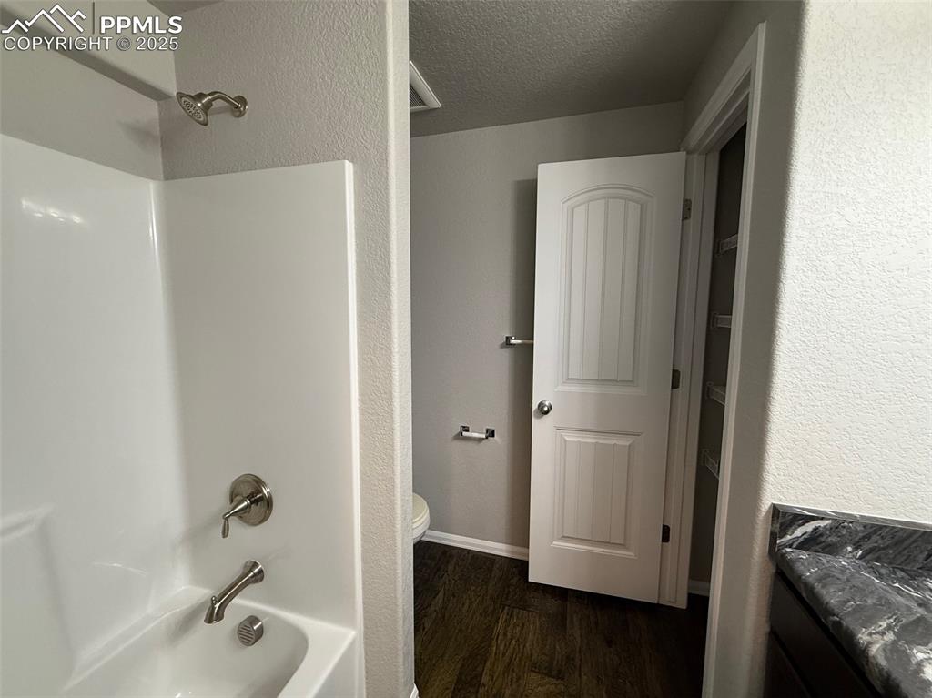 Image 38 of 47: Bathroom