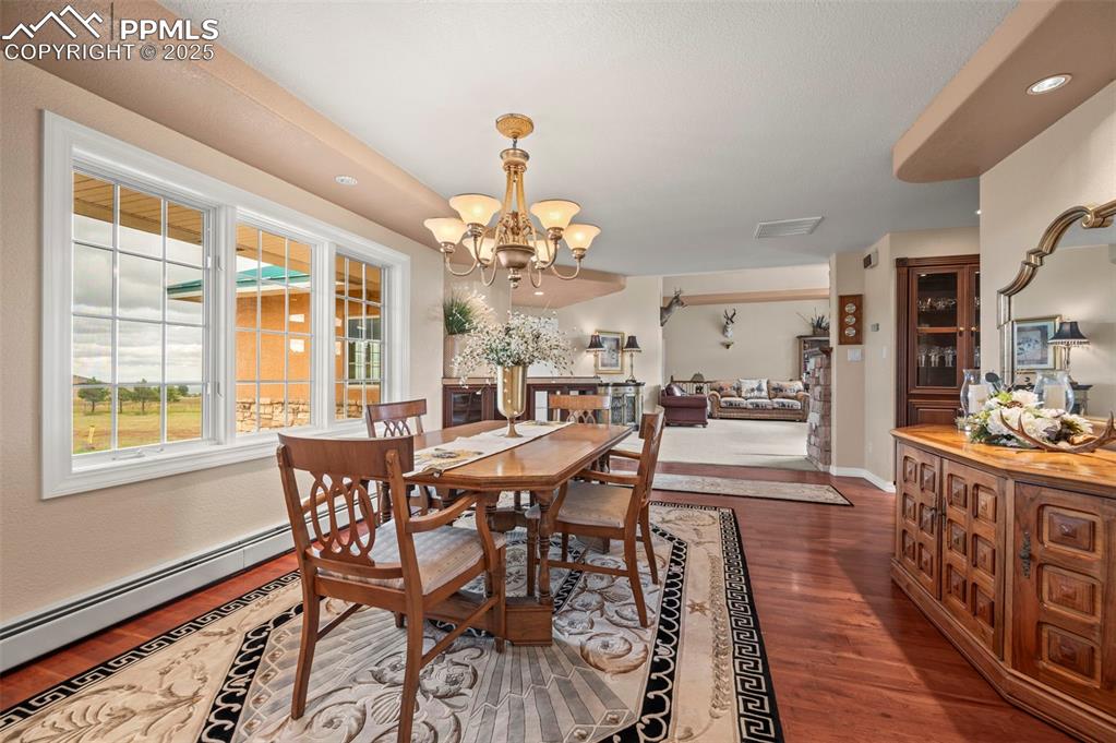 Image 13 of 46: Dining Area