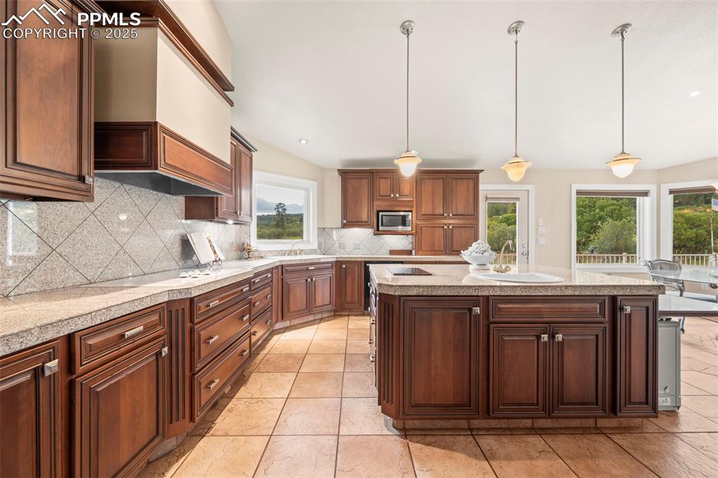 Image 16 of 46: Kitchen