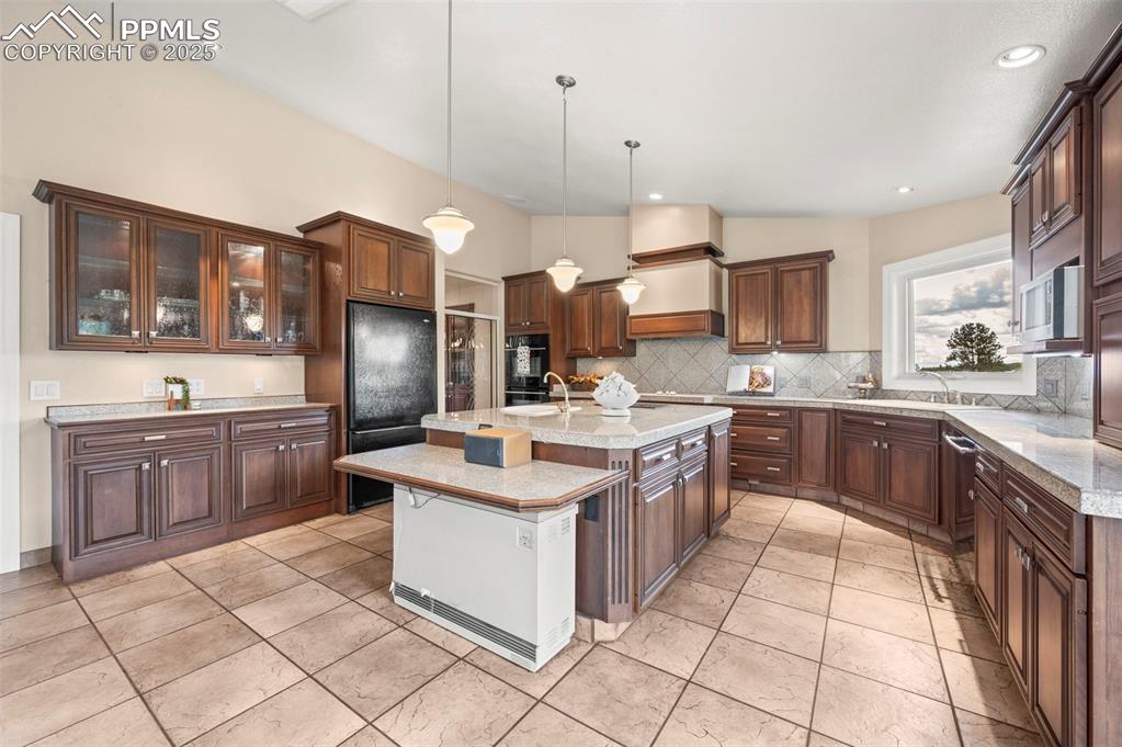 Image 17 of 46: Kitchen