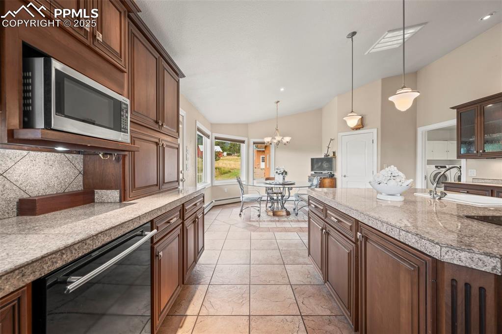 Image 18 of 46: Kitchen