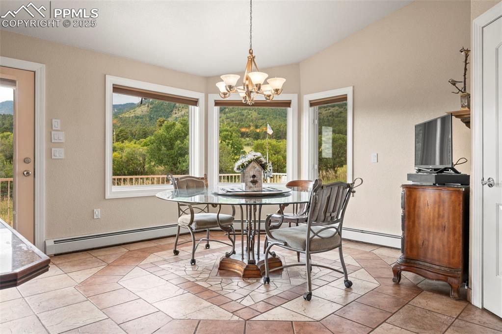 Image 19 of 46: Dining Area