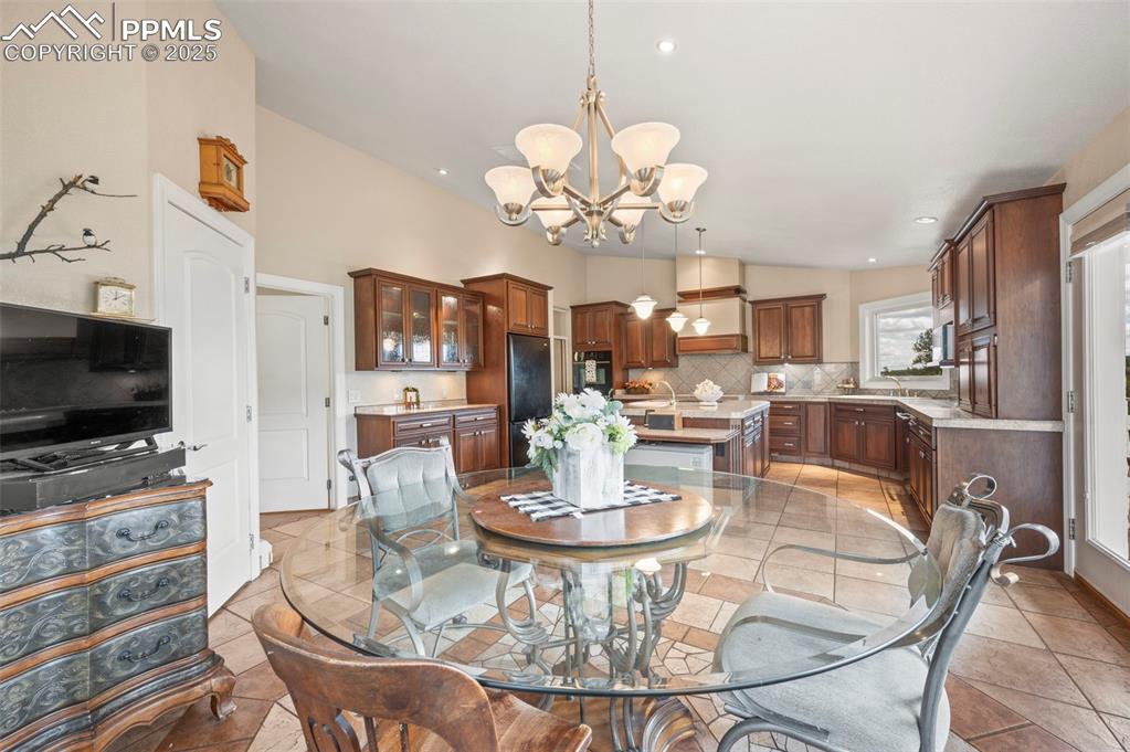 Image 20 of 46: Dining Area