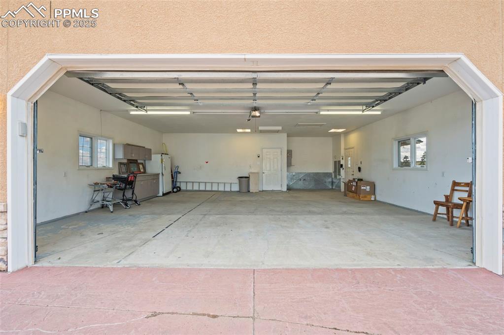 Image 39 of 46: Garage