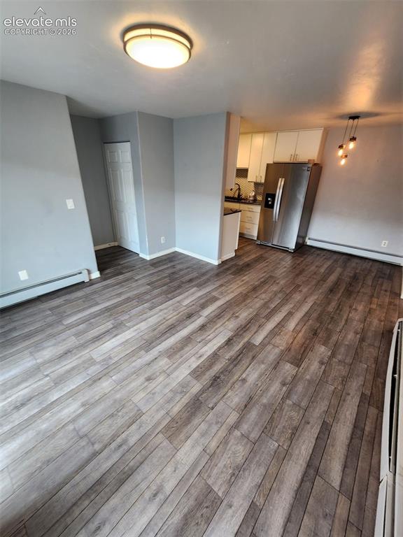 Image 4 of 8: Living Room