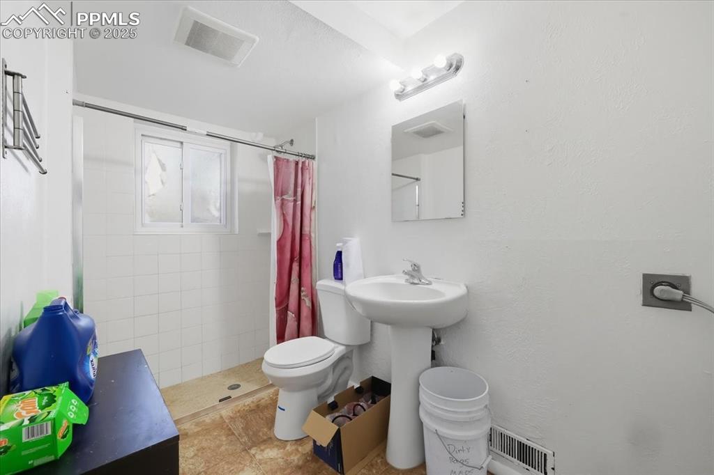 Image 16 of 28: Bathroom