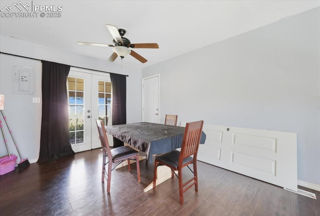 Image 20 of 28: Dining Area