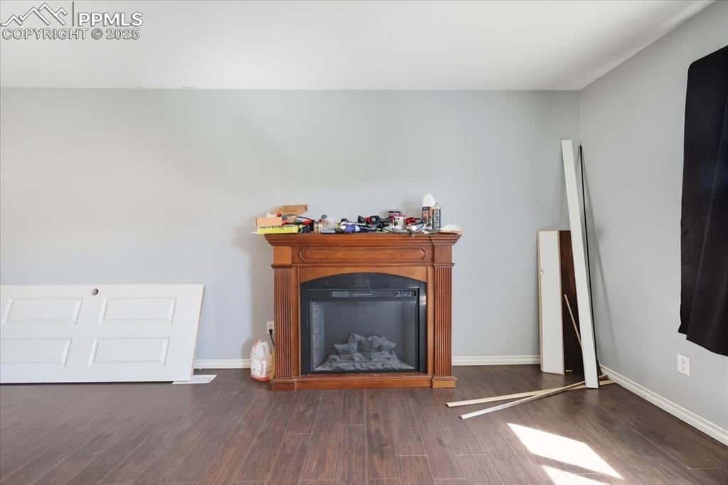 Image 21 of 28: Living Room