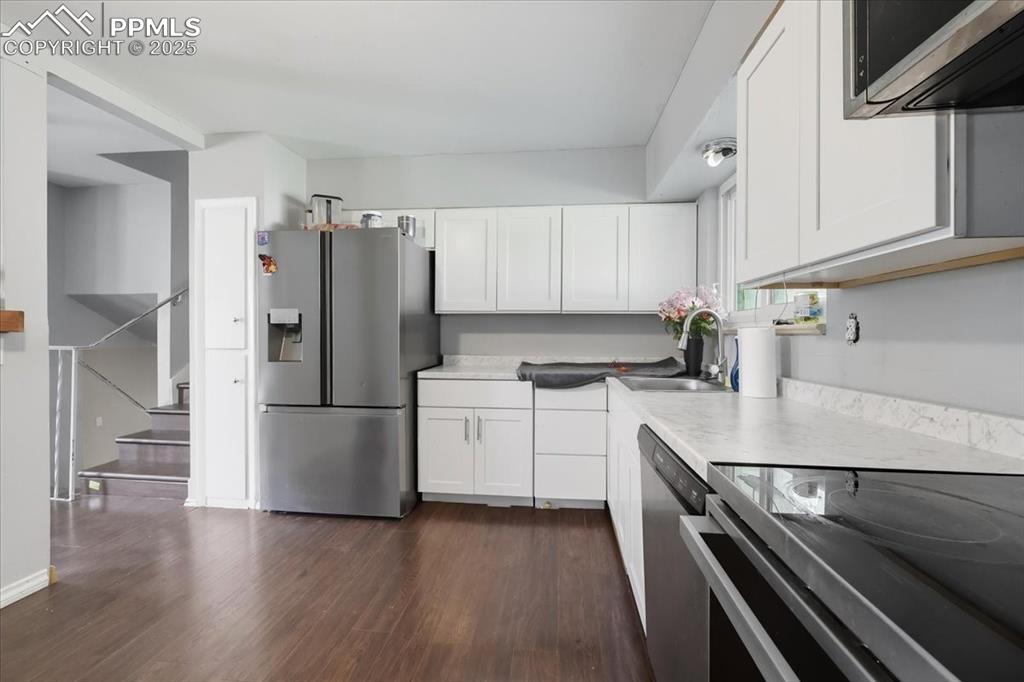 Image 24 of 28: Kitchen