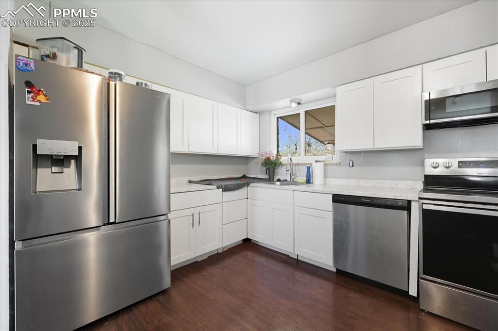 Image 25 of 28: Kitchen