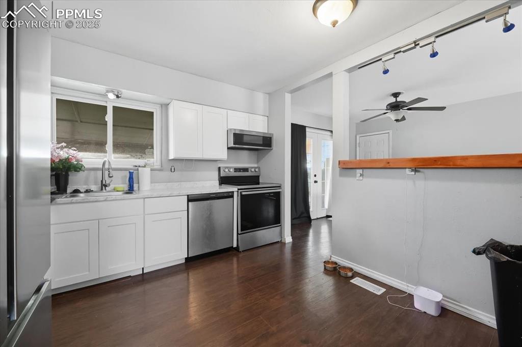 Image 26 of 28: Kitchen