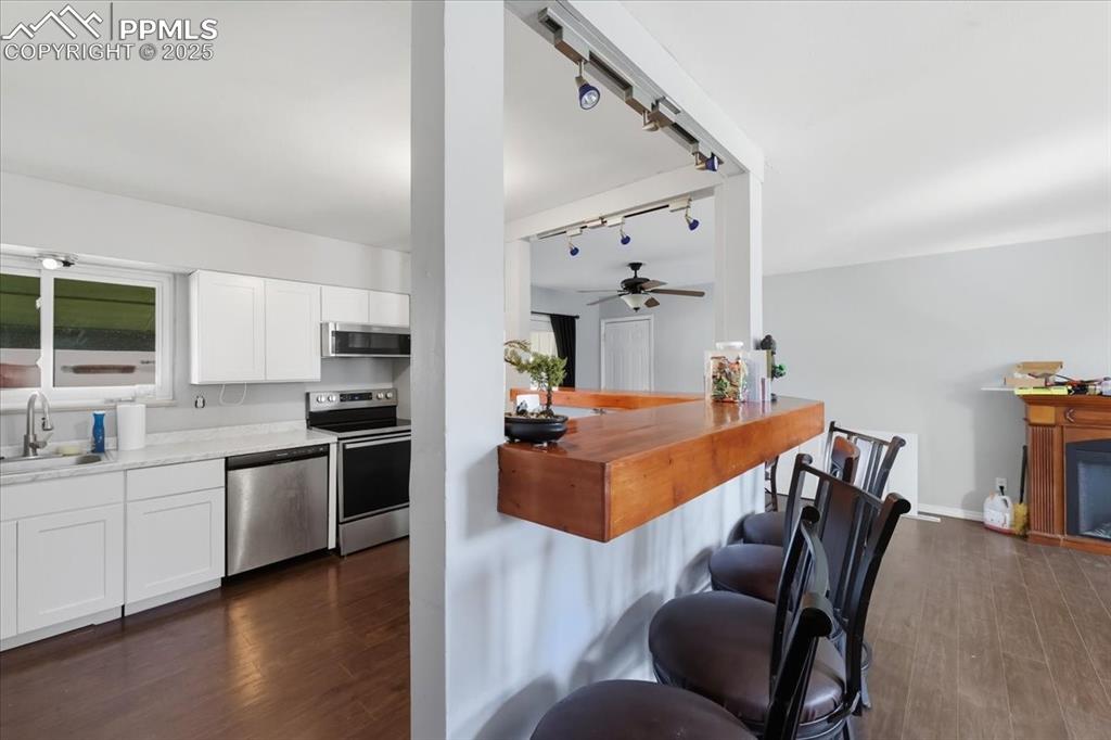 Image 27 of 28: Kitchen