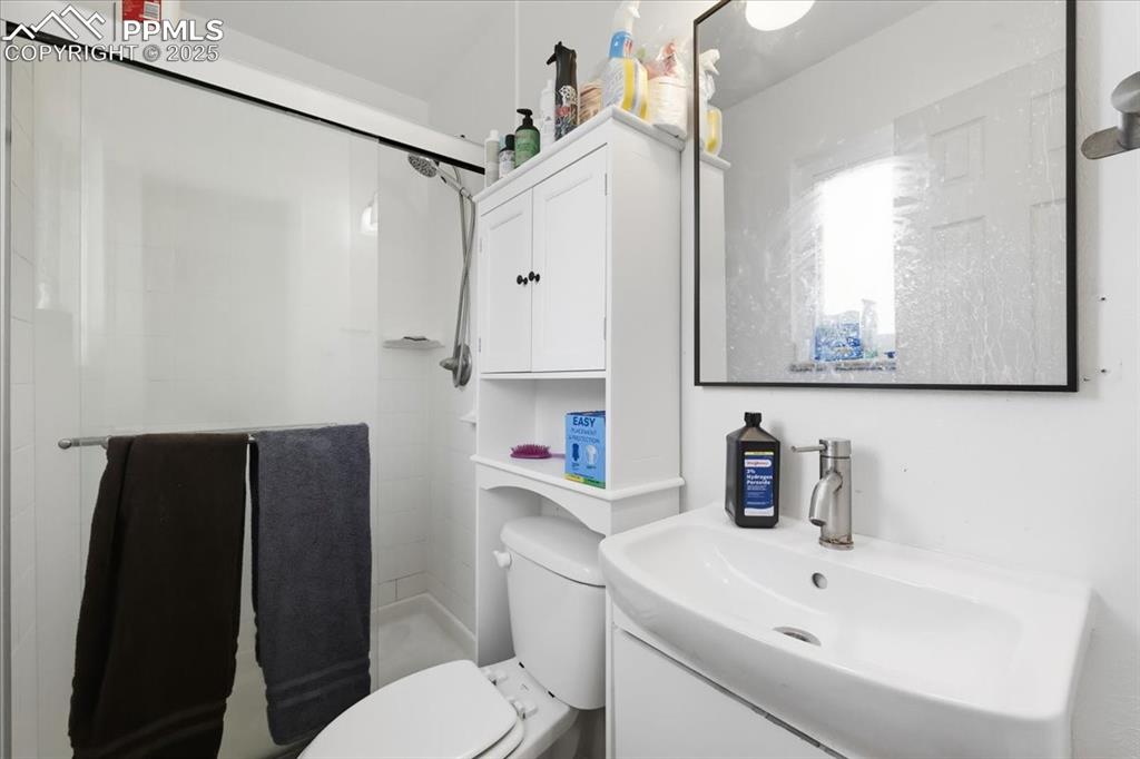 Image 8 of 28: Bathroom