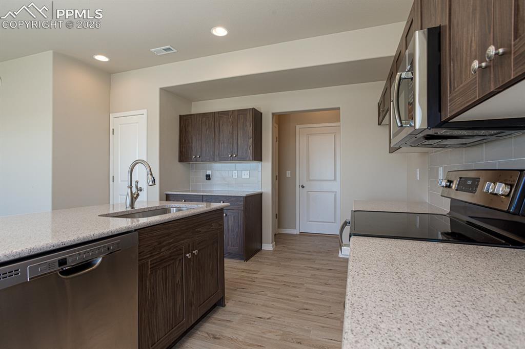 Image 20 of 26: Kitchen