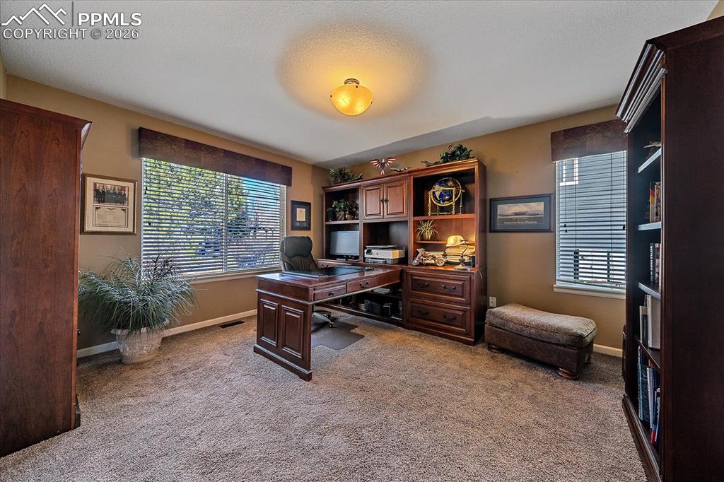 Image 15 of 50: Office