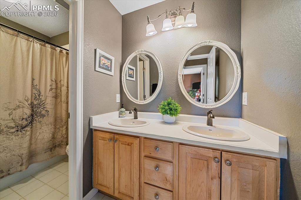 Image 27 of 50: Bathroom 3 with double vanity